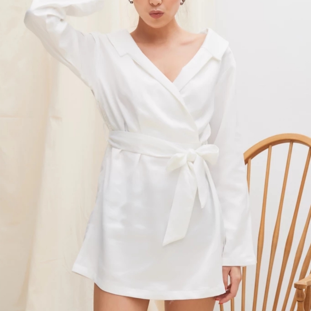 Silky short dress in white